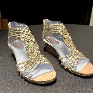 NWT Adam Tucker by Me Too Trista5 Gladiator wedge Sandal Sz 6 color Rose Gold